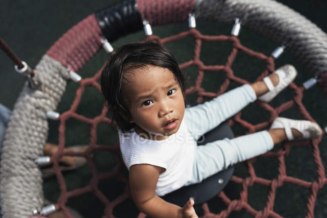 Bonito pouco ásia menina no playground — Fotografia de Stock