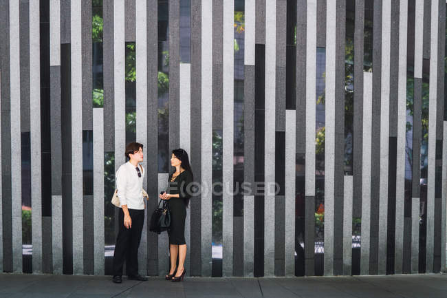 Young asian couple on city street — Stock Photo
