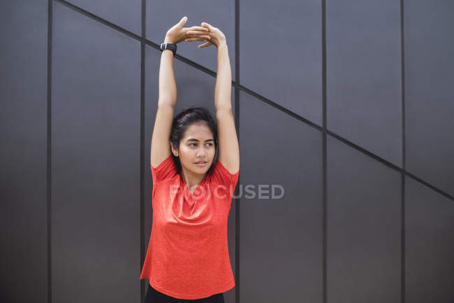 Jovem asiático mulher desportiva fazendo exercício ao ar livre — Fotografia de Stock