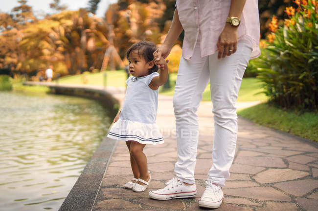 Carino asiatico madre e figlia in autunno parco — Foto stock