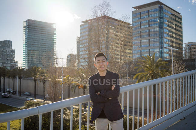 Giovane asiatico uomo posa in città strada — Foto stock