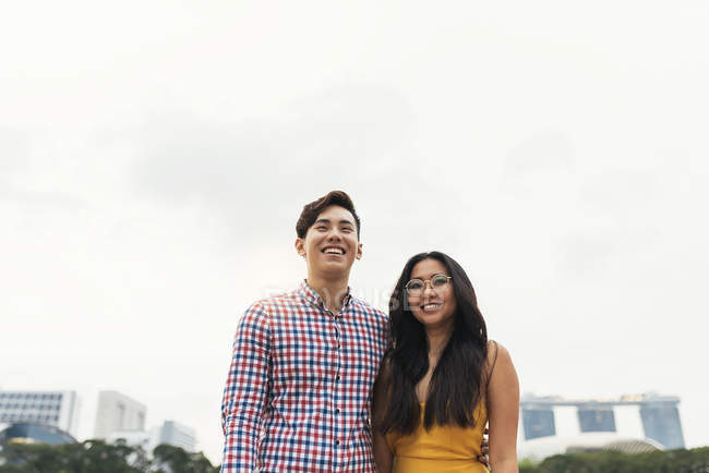 Porträt eines jungen asiatischen Paares beim Umarmen — Stockfoto