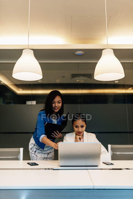 Belle giovani donne asiatiche che lavorano insieme in ufficio moderno — Foto stock