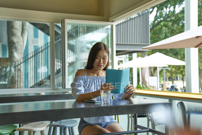 Приваблива молода азіатська жінка використовує цифровий планшет — стокове фото