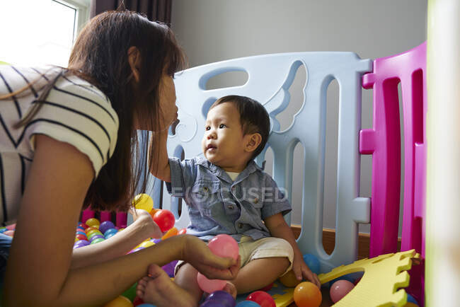 Мати зв'язується з дитиною в ігровій кімнаті — стокове фото