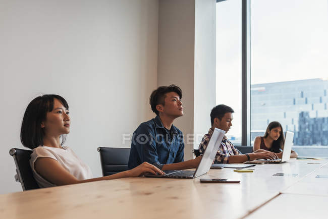 Jóvenes asiático negocios personas trabajando juntos en moderno oficina - foto de stock