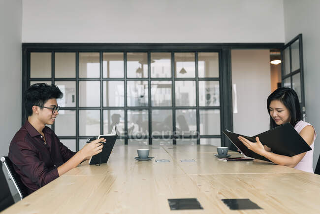 Young asian businesspeople working in modern office — Stock Photo