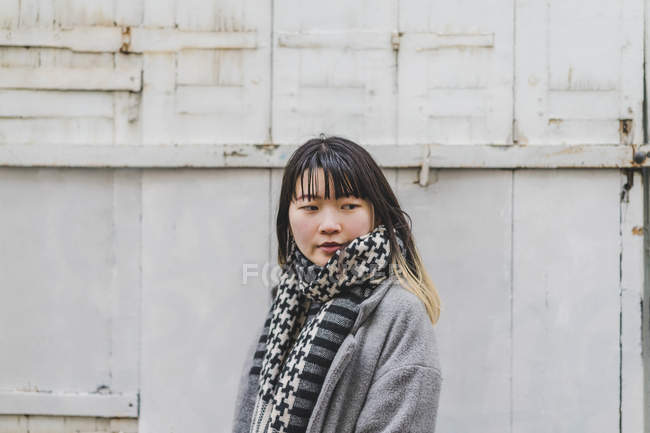 Porträt der jungen attraktiven lässigen asiatischen Frau — Stockfoto