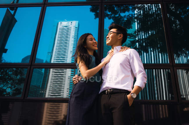 Jeune adulte entreprise couple câlin en plein air — Photo de stock