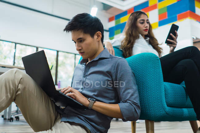 Jeunes gens d'affaires asiatiques travaillant dans un bureau moderne — Photo de stock
