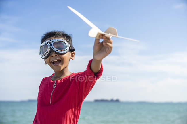 Ребенок играет с игрушечным самолетом — стоковое фото