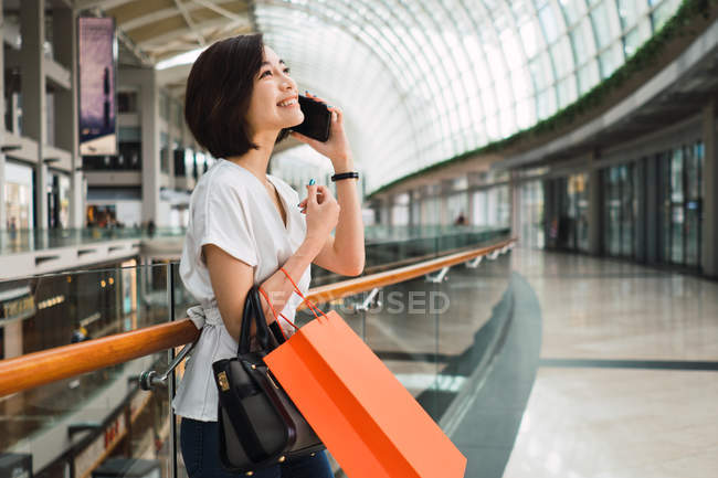 Young beautiful asian woman in shopping mall — Stock Photo