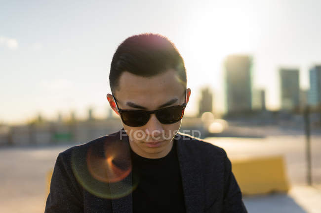 Portrait de jeune asiatique homme en lunettes de soleil — Photo de stock