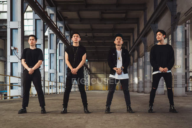 Retrato de fresco joven asiático banda de rock - foto de stock