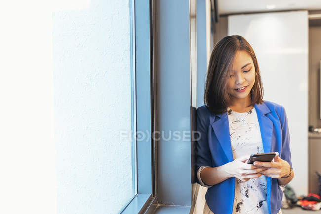 Beautiful young asian woman working in modern office — Stock Photo