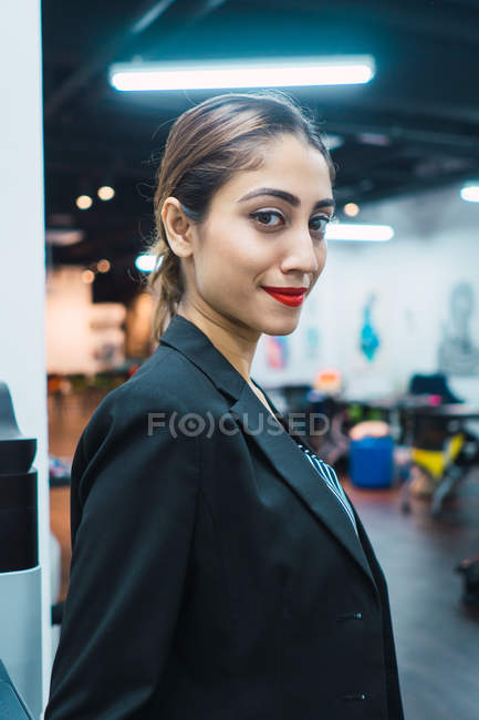 Young asian business woman in modern office — Stock Photo