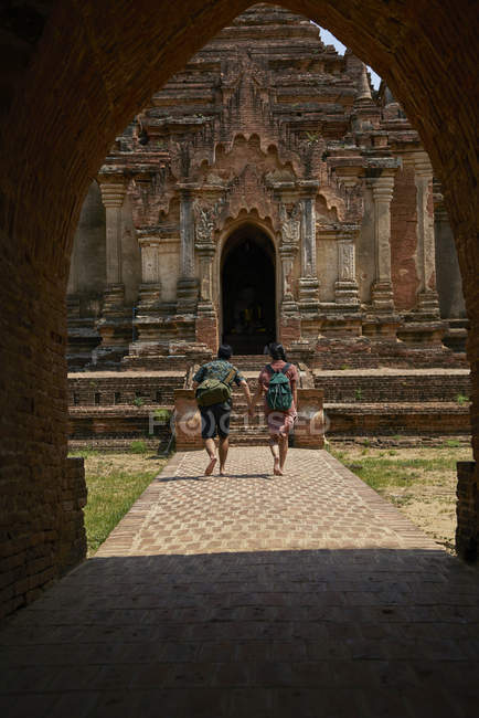 Pareja joven viajando por el antiguo templo, Pagoda, Bagan, Myanmar - foto de stock