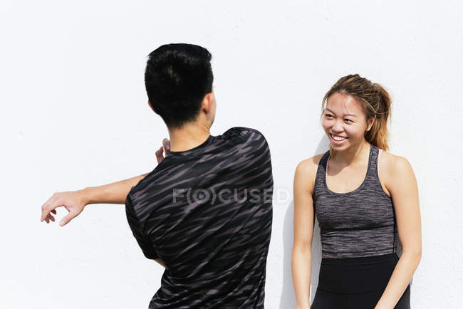 Asiático pareja durante la aptitud mirando uno al otro - foto de stock