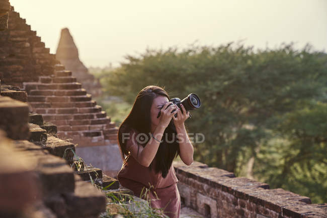 Giovane signora che viaggia intorno all'antico tempio di Pyathadar, Bagan, Myanmar — Foto stock
