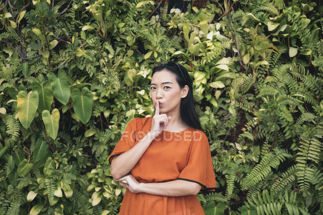 Mulher asiática vestindo blusa laranja — Fotografia de Stock