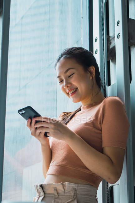 Молодая деловая женщина, использующая смартфон — стоковое фото