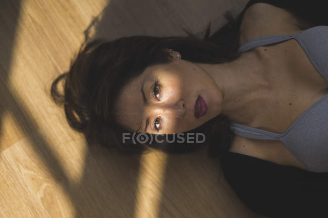 Ritratto di giovane donna asiatica sdraiata sul pavimento — Foto stock