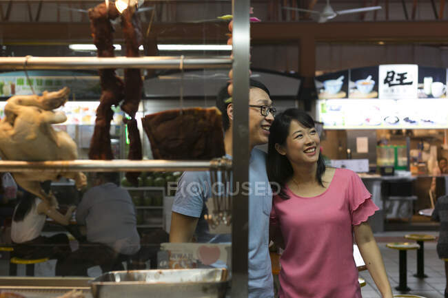 LIBRE Heureux couple asiatique regardant dans le café à Chinatown — Photo de stock