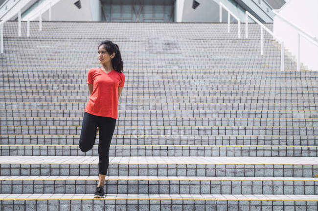 Молода азіатська спортивна жінка робить вправи на відкритому повітрі — стокове фото