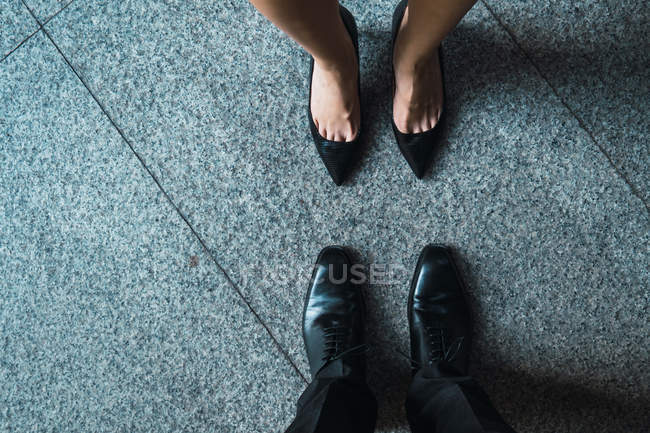 Обрезанный имидж ног бизнесменов — стоковое фото