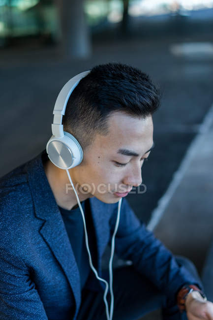 Portrait de jeune asiatique homme avec blanc casque — Photo de stock