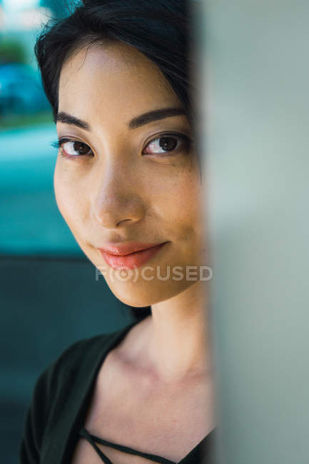 Portrait de sourire jeune asiatique femme — Photo de stock