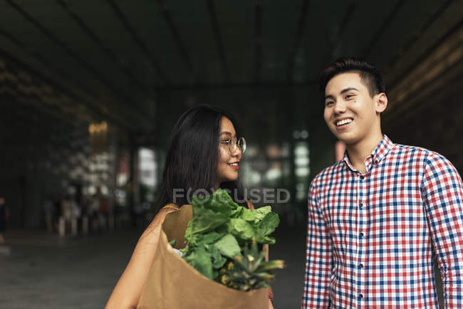 Молодая китайская пара в продуктовом магазине — стоковое фото