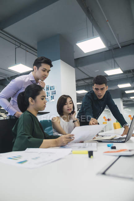 Young asian business people on meeting in modern office — Stock Photo