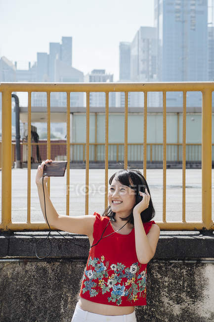 Asiática turista mujer tomando selfie - foto de stock