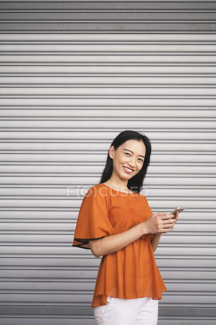 Азійка в оранжевій блузці — стокове фото