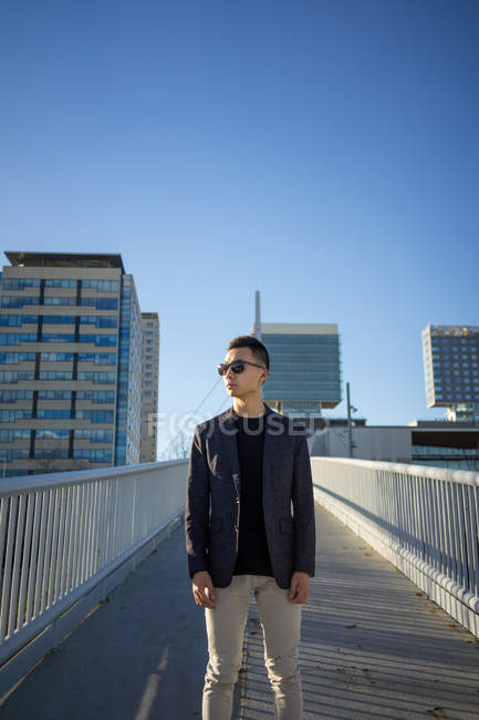 Élégant jeune asiatique homme en costume sur ville rue — Photo de stock