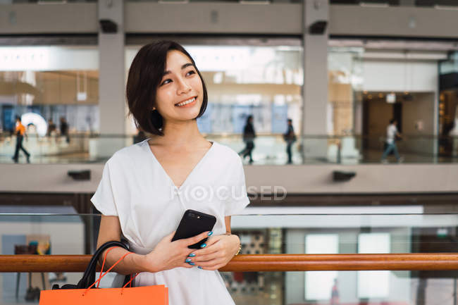 Young beautiful asian woman in shopping mall — Stock Photo