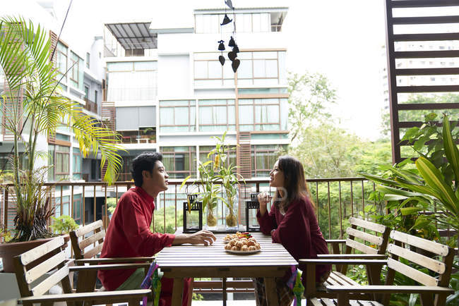 Junges asiatisches Paar feiert Hari Raya in Singapore zusammen zu Hause — Stockfoto