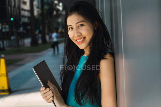 Молода бізнес-леді з ноутбуком на відкритому повітрі — стокове фото