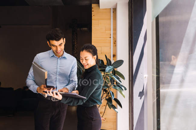 Jovens empresários adultos que trabalham no escritório moderno — Fotografia de Stock