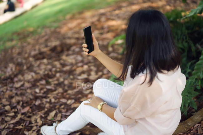 Adulto asiático mulher tomando selfie no parque — Fotografia de Stock