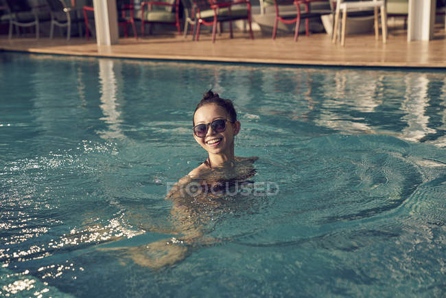 Joven hermosa mujer asiática en piscina - foto de stock
