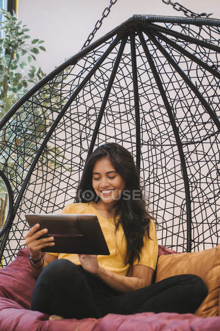 Молодая азиатка, использующая планшет в креативном современном офисе — стоковое фото