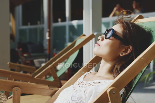 Bela jovem asiático mulher relaxante em óculos de sol — Fotografia de Stock