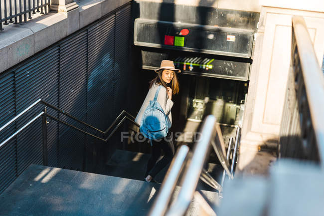 Jovem mulher asiática viajando e andando em escadas — Fotografia de Stock