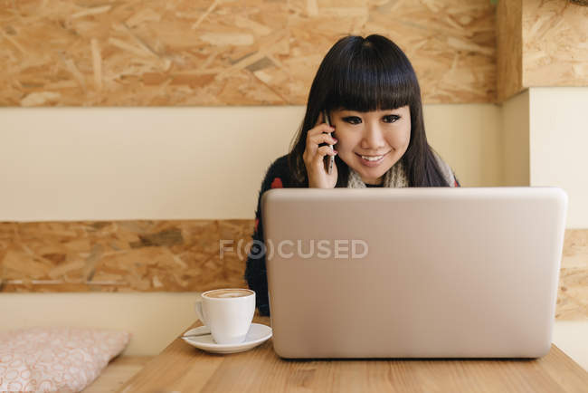 Geschäftsfrau mit Laptop im Café. Geschäftskonzept — Stockfoto