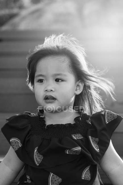 Черно-белое фото маленькой девочки на улице — стоковое фото