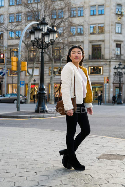Junge Chinesin auf den Straßen von Barcelona — Stockfoto