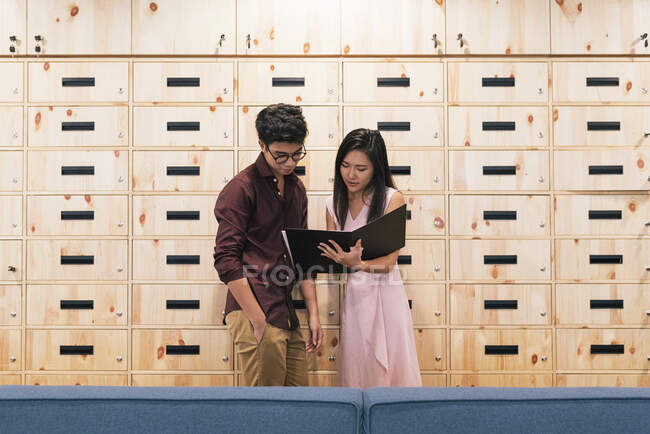 Jóvenes asiático empresarios trabajando en moderno oficina - foto de stock