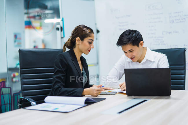 Молоді азіатські бізнесмени працюють в сучасному офісі — стокове фото